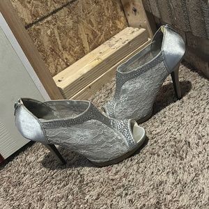 I bought these beauties for my wedding, but now I don’t have any use for them!!